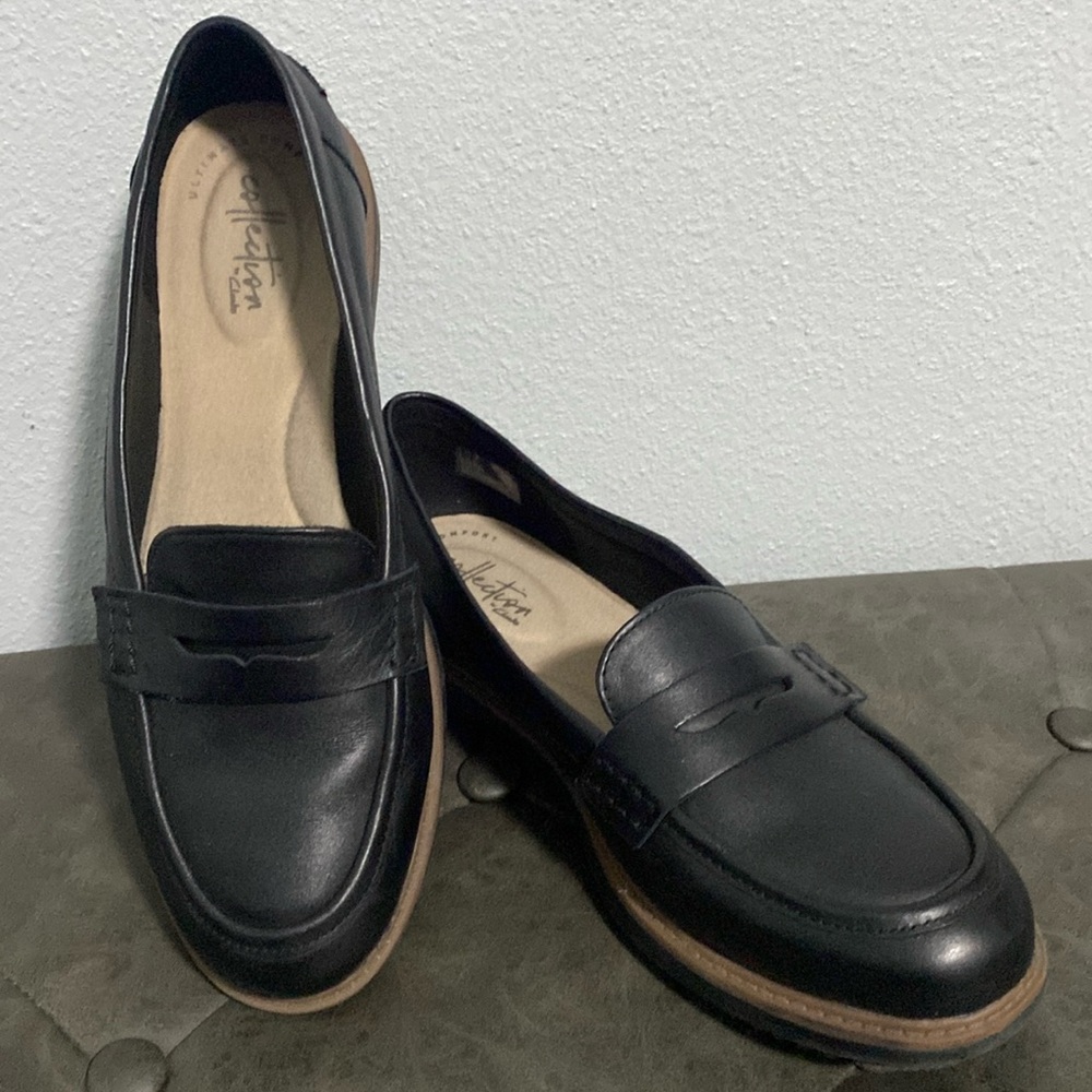 EUC Clarks black, round toe, penny loafers